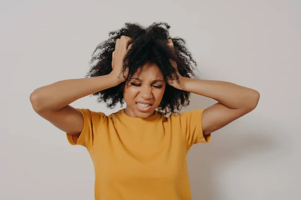 Belle jeune femme africaine debout dans des vêtements décontractés en colère et en colère, criant de colère — Photo