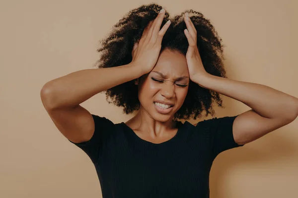 Chockad afroamerikansk stressad flicka håller händerna på huvudet och visar förtvivlan — Stockfoto