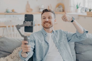 Videodaki genç adam başparmağını kaldırarak memnuniyetini ifade ediyor.