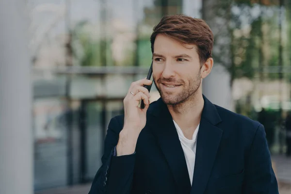 Bonito trabalhador executivo masculino sem barba deixou conversas de construção de negócios via smartphone — Fotografia de Stock