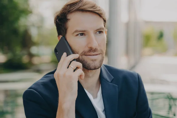 Imagem horizontal de empresário ou gerente do sexo masculino consulta cliente por telefone — Fotografia de Stock