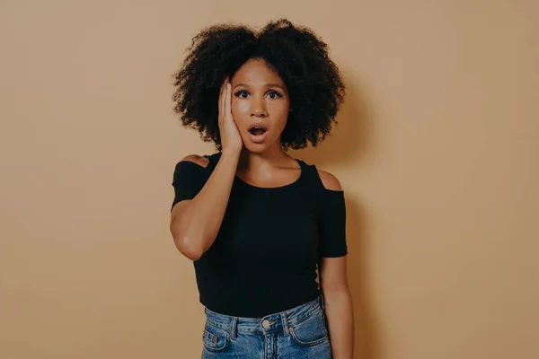 Portrait en studio d'une jeune africaine choquée avec une expression faciale inattendue — Photo