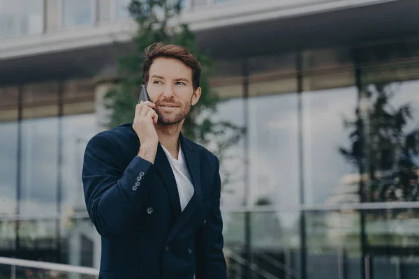Empreendedor masculino conversa via telefone resolve problemas urgentes coloca perto de centro de negócios — Fotografia de Stock