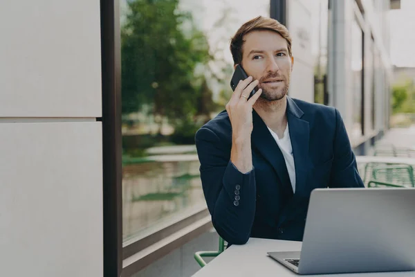 Foto al aire libre de hombre exitoso trabajador ejecutivo llama a alguien a través de teléfono inteligente — Foto de Stock