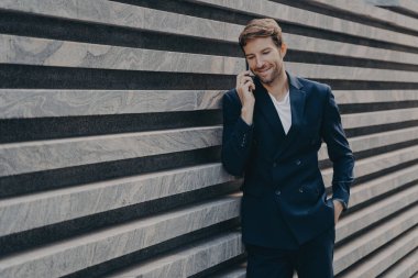 İş ortağıyla iş arası görüşmelerinde akıllı telefondan başarılı iş adamları aradı