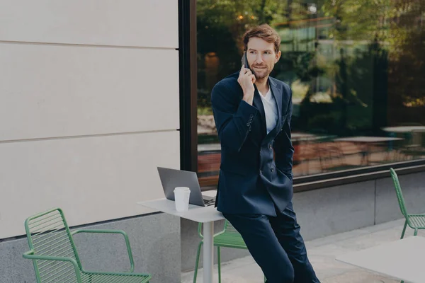 Tiro ao ar livre de homem ocupado empresário resolve provérbios distantemente tem conversa telefônica — Fotografia de Stock