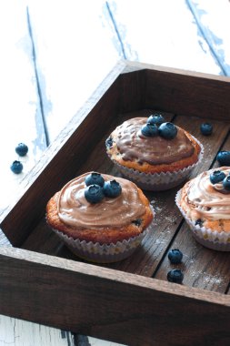 Böğürtlen ve çikolata tepesi ile cupcakes