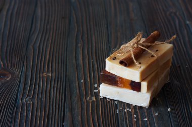 El yapımı Sabun ve deniz doğal ahşap arka plan üzerinde tuz