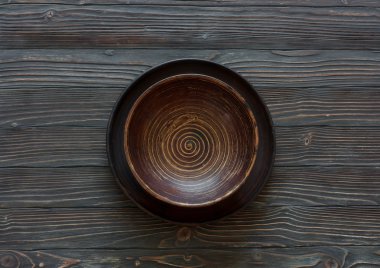 Boş kil plaka üzerinde ahşap arka plan, üstten görünüm