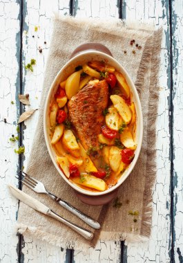 Balık ve patates toprak kap içinde ihtiva eder