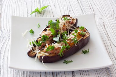 Kıyma ve sebze doldurulmuş patlıcan