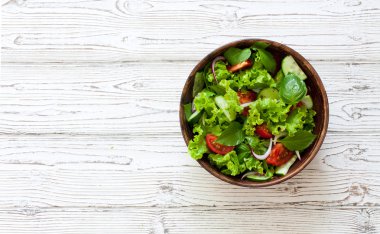 Sebze salatası taze marul, domates ve salatalık ile