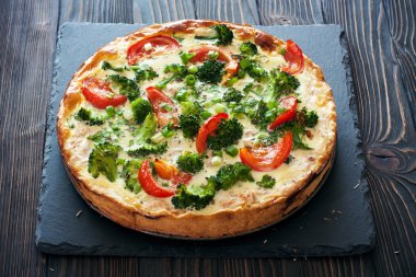 Brokoli, domates ve peynir ile bitkisel pasta (quiche)