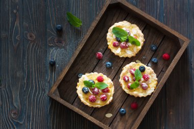 taze çilek ile tart