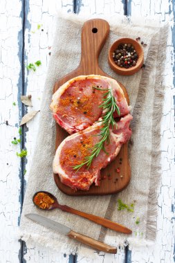 Domuz eti steakes kesme tahtası üzerinde