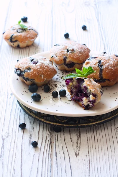 Hembakade muffins med björnbär — Stockfoto