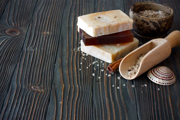 Jabón artesanal y sal marina sobre fondo de madera natural — Foto de Stock
