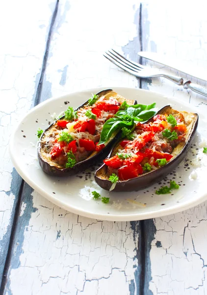 Berenjenas rellenas con carne picada y verduras — Foto de Stock