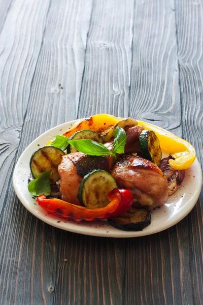 Bâtonnets de poulet rôtis aux légumes — Photo