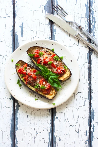 Stuffed eggplants with mince and vegetables — Stock Photo, Image