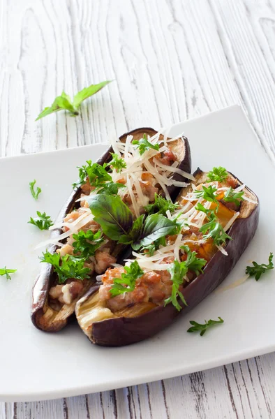 Aubergine fylld med köttfärs och grönsaker — Stockfoto