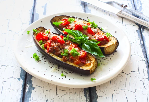 Fylld aubergine med minceand grönsaker — Stockfoto