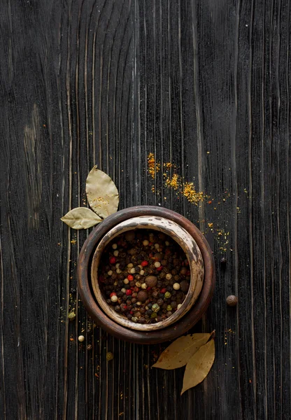 Směs papriky v hliněném hrnci — Stock fotografie