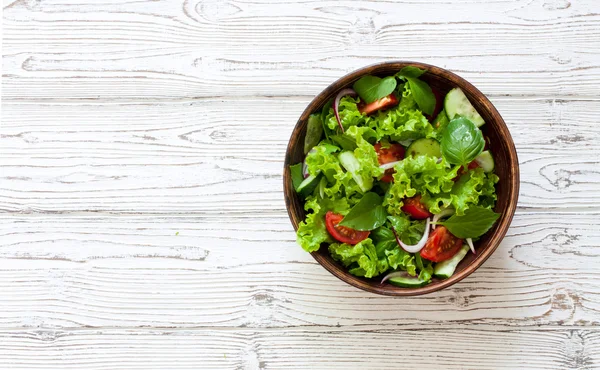 Ensalada de verduras con lechuga fresca, tomate y pepino —  Fotos de Stock