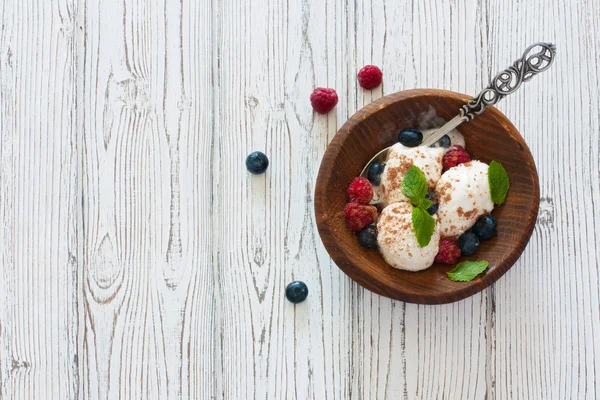 Helado de vainilla con bayas frescas — Foto de Stock