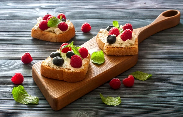 Toast with soft cheese and berries — Stock Photo, Image