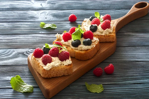 Toast with soft cheese and berries — Stock Photo, Image