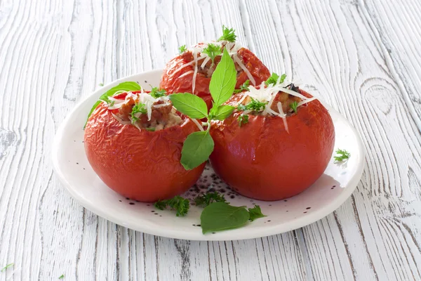 Tomatoes stuffed with mince and cheese — Stock Photo, Image