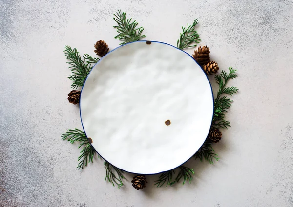 Рождественский Новогодний Фон Белой Пустой Тарелкой Вечнозелеными Ветками Плоский Лежал — стоковое фото