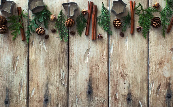 モミの小枝 カッター コーン シナモンスティックの境界とクリスマスと新年の木製の背景 平面図コピースペース — ストック写真