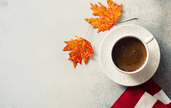 紅葉とコーヒーカップで秋の背景 平置きだ スペースのコピー — ストック写真