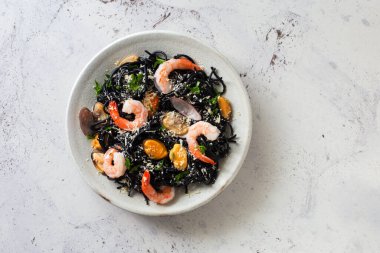 Deniz mahsullü mürekkep balığı mürekkepli makarna. Karides, midye, taş tabakta istiridye. Düz yatıyordu. Boşluğu kopyala