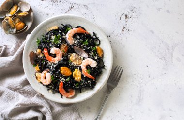 Deniz mahsullü mürekkep balığı mürekkepli makarna. Karides, midye, taş tabakta istiridye. Düz yatıyordu. Boşluğu kopyala