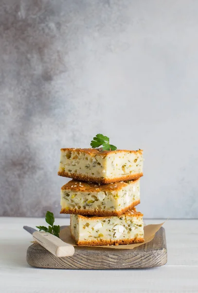 Morceaux Feta Maison Tarte Aux Oignons Verts Gros Plan — Photo