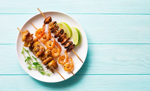 Mejillones Gambas Pinchos Almejas Plato Blanco Sobre Mesa Madera Azul — Foto de Stock