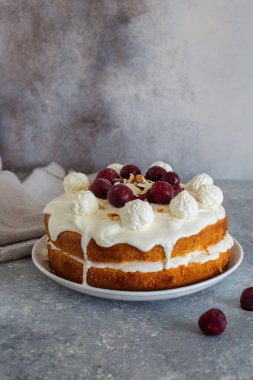 Krem şantili kek ve kirazlı gri taşlı arka plan