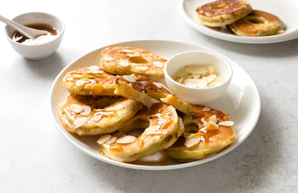 Färska Bakade Pannkakor Med Äpple Honung Och Mandel Vit Tallrik — Stockfoto