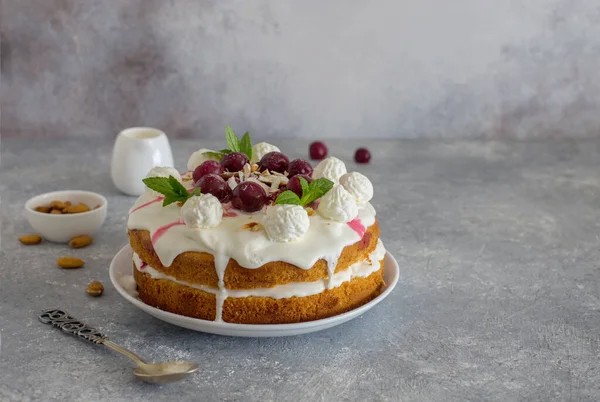 Délicieuse Tarte Aux Cerises Flocons Amandes Crème Fouettée Sur Fond — Photo