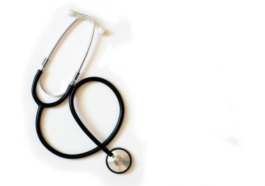 Steteskop beyaz arka planda izole edilmiş. Düz yatıyordu.