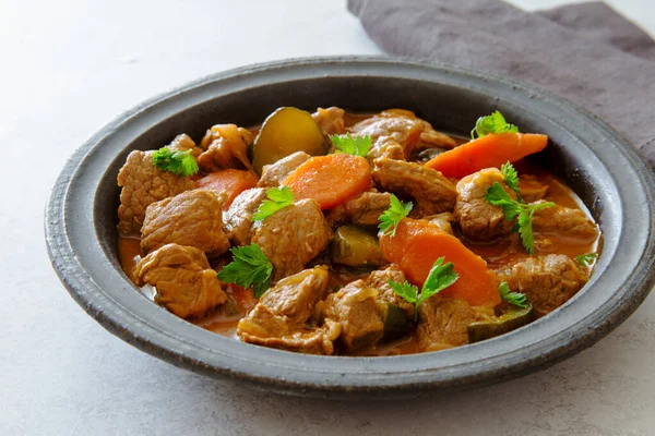 Carne Bovino Tatarian Goulash Azu Rústico Velho Prato Perto — Fotografia de Stock