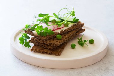 Çiğ sebzeli sağlıklı çavdar ekmeği. Seçici odak