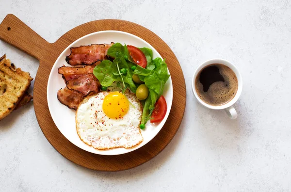 Œuf Frit Bacon Légumes Pain Grillé Tasse Café Sur Plaque — Photo