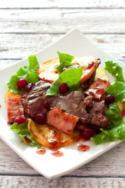 Tavuk ciğeri, elma, pastırma ve marul salatası