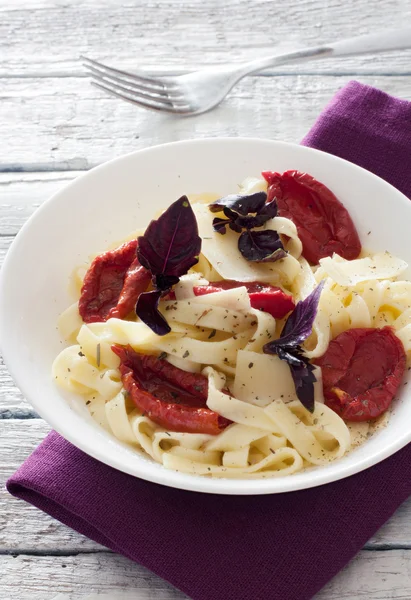 Pasta med tomater och basilika — Stockfoto