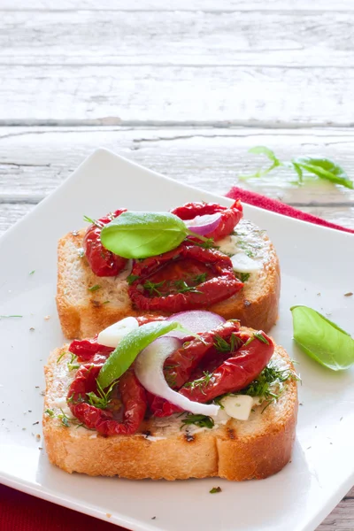Toasts with tomatoes, basil and onions — Stock Photo, Image