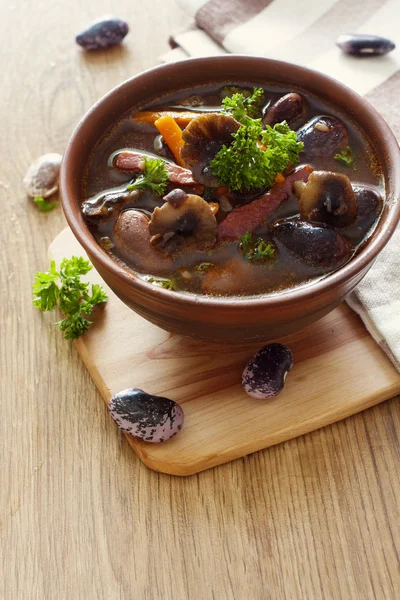 Ciotola di zuppa con fagioli e funghi — Foto Stock